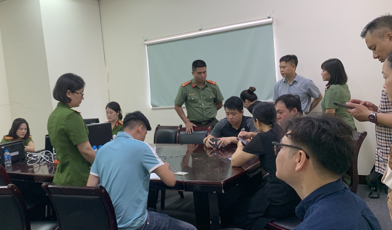 Phòng Cảnh sát QLHC về TTXH: Phối hợp đẩy mạnh công tác thu nhận, kích hoạt tài khoản ĐDĐT tại các khu công nghiệp, trường học